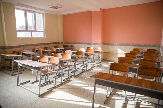 توزیع البسه و بن کارت خرید بین دانشآموزان نیازمند استان قم