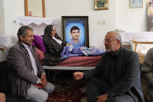 استاندار قم با مادر شهید شادپوری دیدار کرد