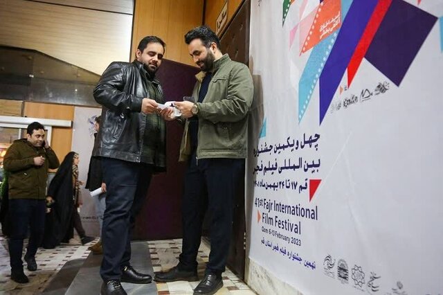 استقبال گرم تماشاگران از «سرهنگ ثریا» در هوای سرد قم+ تصاویر