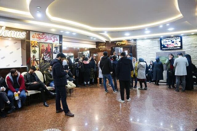 استقبال گرم تماشاگران از «سرهنگ ثریا» در هوای سرد قم+ تصاویر