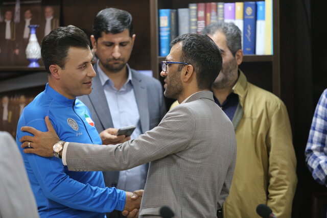 کوهنورد قمی در راه اورست/ صعودم را به شهدای ایران تقدیم میکنم