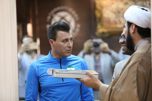 کوهنورد قمی در راه اورست/ صعودم را به شهدای ایران تقدیم میکنم