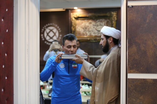 کوهنورد قمی در راه اورست/ صعودم را به شهدای ایران تقدیم میکنم