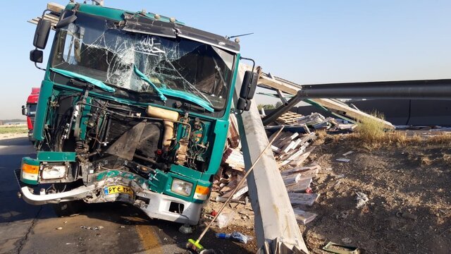 عکس تزئینی است برخورد یک دستگاه اتوبوس با تریلی ۲۶ مصدوم به همراه داشت