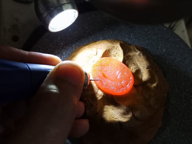 عکس تزئینی است از هنرمند صنایعدستی قم در جشنواره سرو سیمین تجلیل شد