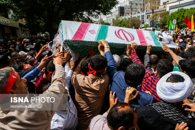 عکس تزئینی است وداع با پیکر شهید «محسن صداقت» در حرم مطهر بانوی کرامت