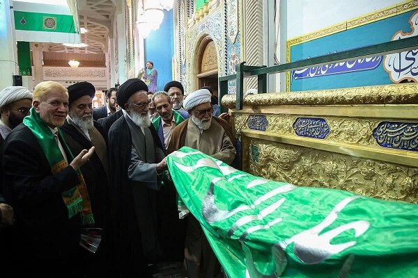 رونمایی از درب طلای حرم امام رضا(ع) در حرم بانوی کرامت رونمایی از درب طلای حرم امام رضا(ع) در حرم بانوی کرامت