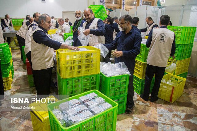 عکس تزئینی است خدمترسانی موکبها به عزاداران حسینی در حرم مطهر بانوی کرامت