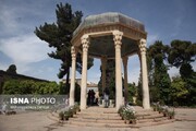 حافظ سنت‌های باستانی و اسلامی ایران را با عرفان و کلام تلفیق کرده است