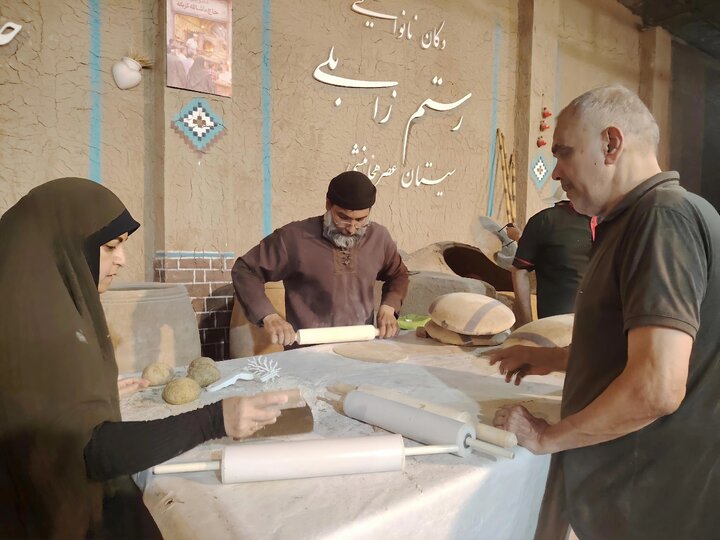 پخت ۴۰ هزار نان و ۷۰ گونه حلوای آئینی همزمان با تشییع رهبر شهید انقلاب در قم