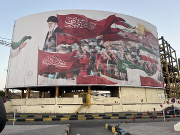 طرح جدید دیوارنگاره بزرگ انقلاب قم با شعار «لبیک یا مهدی(عج)» اکران شد