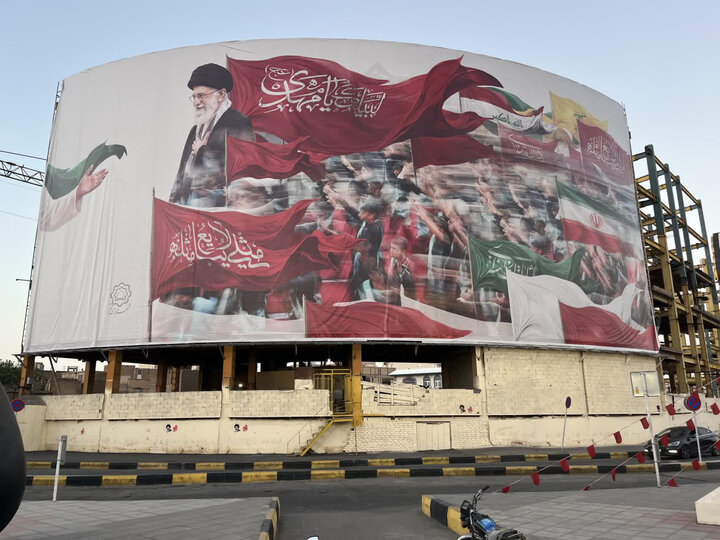 طرح جدید دیوارنگاره بزرگ انقلاب قم با شعار «لبیک یا مهدی(عج)» اکران شد