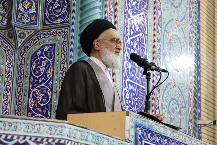امام جمعه قم: حضور مردم در خیابان‌ لنگر ثبات نظام است