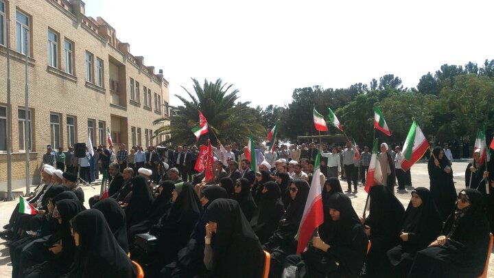 پرچم مقدس ایران در دانشگاه قم به اهتزاز درآمد