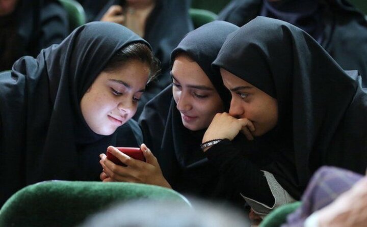 چگونه تاییدطلبی مجازی بر عزت نفس دختران نوجوان اثر می‌گذارد؟