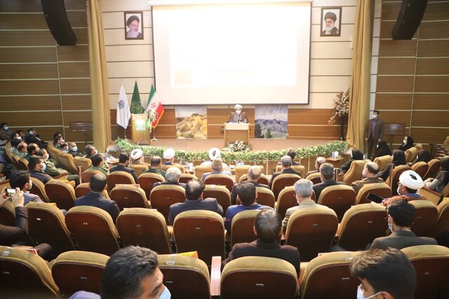 مردم همچون کوهی استوار در برابر دشمن ایستادگی کرده‌اند