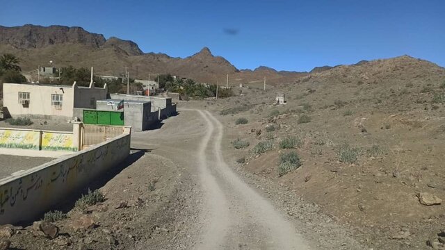مردم روستای "میشود" نیکشهر 38 سال چشم انتظار آسفالت چهار کیلومتر راه خاکی