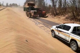 حمل افزون بر ۵ هزارمتر مکعب ماسه بادی در زهک/
انسداد راه ۱۲ روستا توسط ماسه بادی