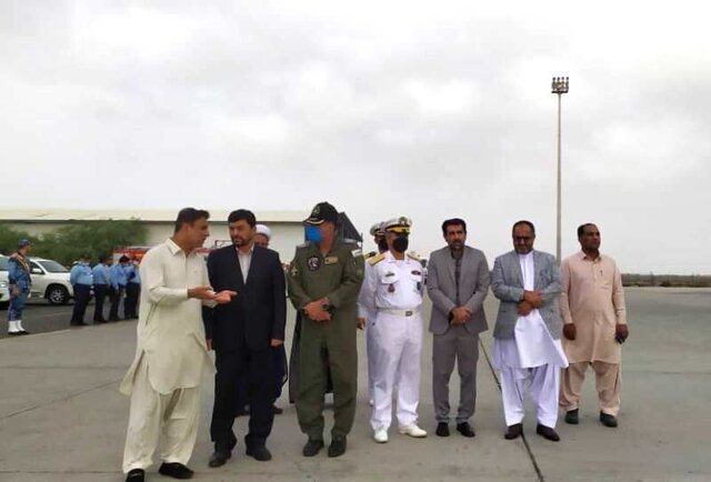 معاون وزیر دفاع به‌همراه فرمانده نیروی دریایی ارتش وارد کنارک شد