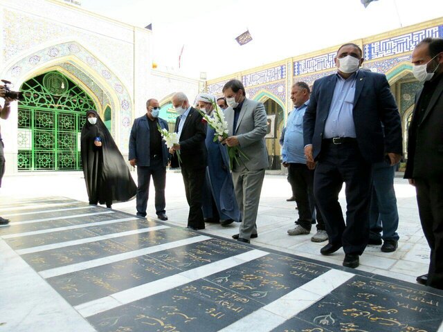 ادای احترام معاون رئیس‌جمهور به شهدای سمنان/ دیدار اوحدی با خانواده شهیدان علومی