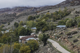 روستای تم در مجاورت سد فینسک در فاصله 70 کیلومتری شمال شرقی شهر سمنان و در شهرستان مهدیشهر در استان سمنان واقع است.