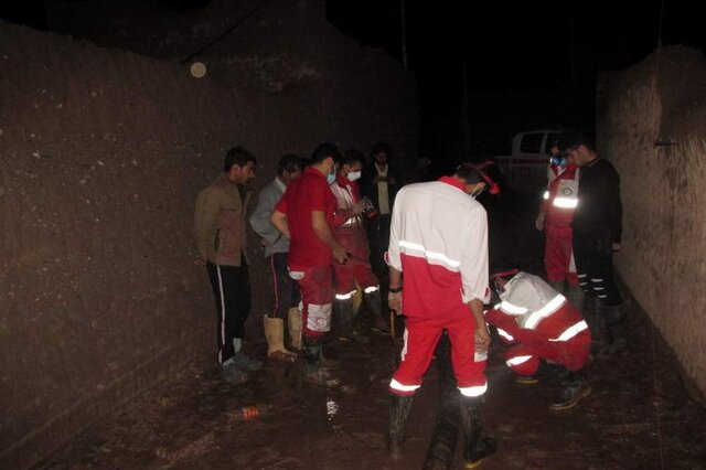 امدادرسانی تیم های امدادی هلال احمر به حادثه‌دیدگان از آبگرفتگی‌های اخیر در استان سمنان