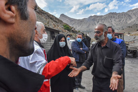 حضور خانواده دو کارگر جان باخته در محل حادثه ریزش معدن طزره
