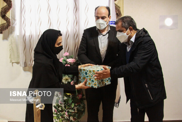 اعطای تندیس ملی فداکاری به خانواده شهید ذاکریان/ شهیدی که یک روز پیش از بازنشستگی پرکشید