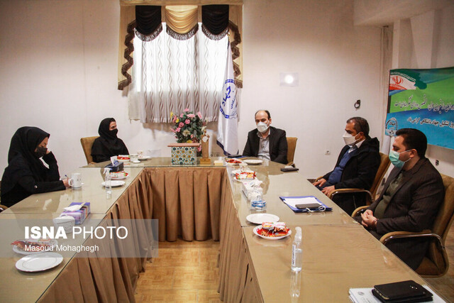 اعطای تندیس ملی فداکاری به خانواده شهید ذاکریان/ شهیدی که یک روز پیش از بازنشستگی پرکشید