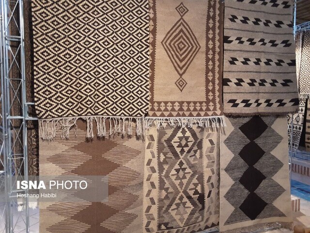 فرش خودرنگ سنگسری به ایتالیا میرود