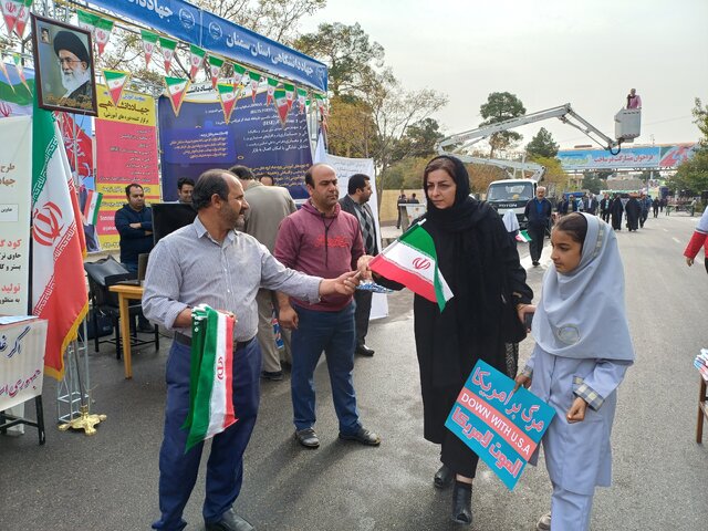 برپایی نمایشگاه دستاوردهای جهاددانشگاهی استان سمنان در راهپیمایی ۱۳ آبان