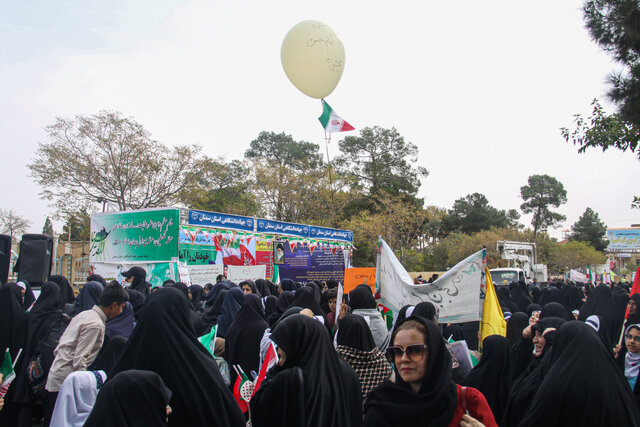 برپایی نمایشگاه دستاوردهای جهاددانشگاهی استان سمنان در راهپیمایی ۱۳ آبان