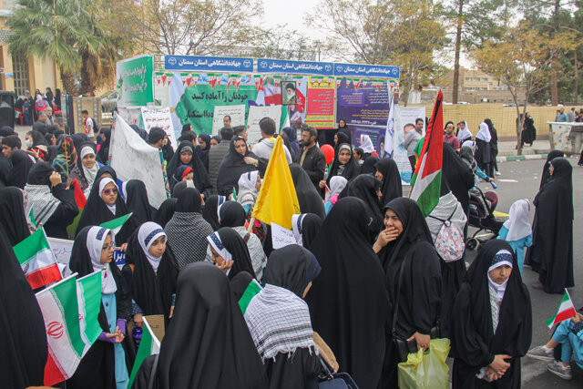 برپایی نمایشگاه دستاوردهای جهاددانشگاهی استان سمنان در راهپیمایی ۱۳ آبان