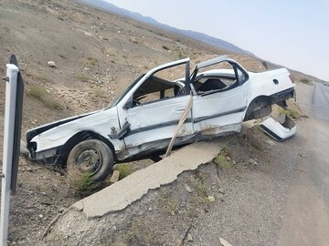 مصدومیت ۳ نفر براثر برخورد پژو پارس با یک تپه در سمنان