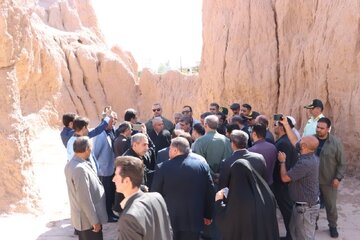 بازدید صالحی‌امیری از حمام و قلعه تاریخی پاده و سیاه‌چادر عشایر ایل الیکایی در آرادان