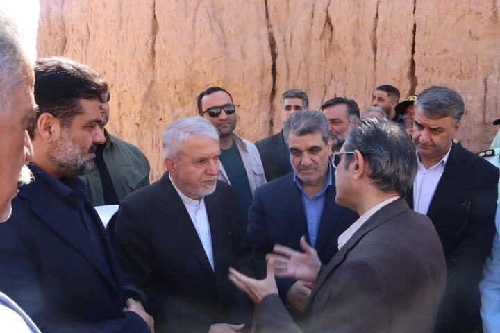 بازدید صالحی‌امیری از حمام و قلعه تاریخی پاده و سیاه‌چادر عشایر ایل الیکایی در آرادان