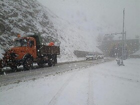 بارش ۳۰ سانتی‌متری برف در گردنه‌های شهرستان کوهرنگ/مسدود شدن راه ارتباطی ۲۲ روستا