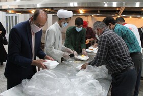 طبخ روزانه ۱۰۰۰ پرس غذای افطاری در مصلای شهرکرد