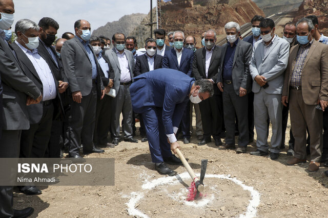 کلنگ مجموعه فرهنگی_ هنری داراب افسر بختیاری بر زمین زده 
شد