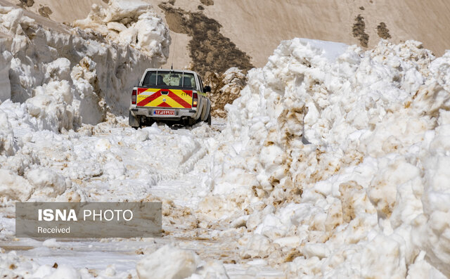بازگشایی گردنه برفگیر عسلکشان با تلاش راهداران