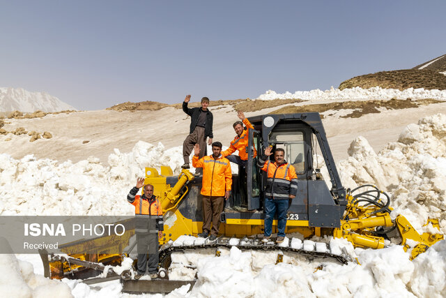 بازگشایی گردنه برفگیر عسلکشان با تلاش راهداران