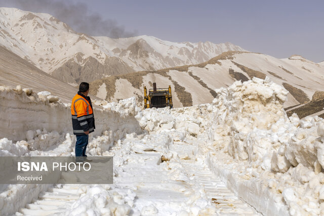 بازگشایی گردنه برفگیر عسلکشان با تلاش راهداران