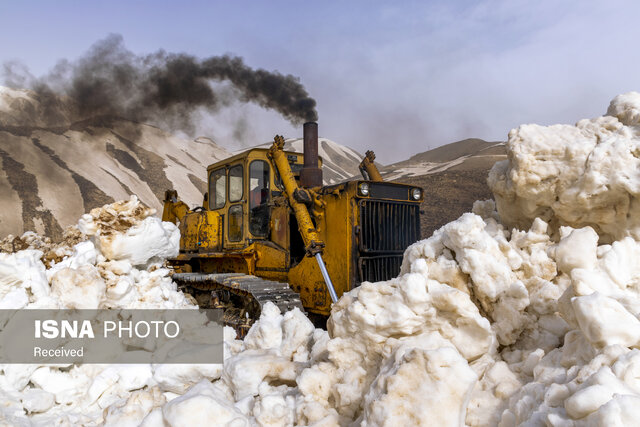 بازگشایی گردنه برفگیر عسلکشان با تلاش راهداران