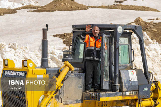بازگشایی گردنه برفگیر عسلکشان با تلاش راهداران