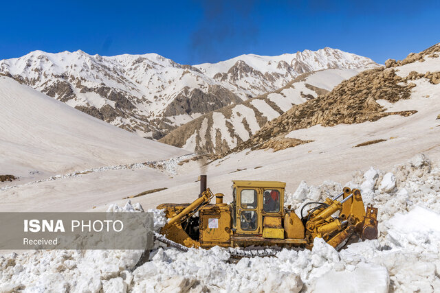 بازگشایی گردنه برفگیر عسلکشان با تلاش راهداران