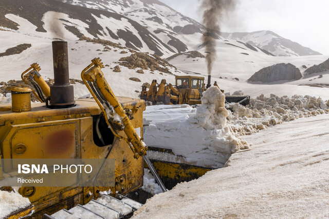 بازگشایی گردنه برفگیر عسلکشان با تلاش راهداران