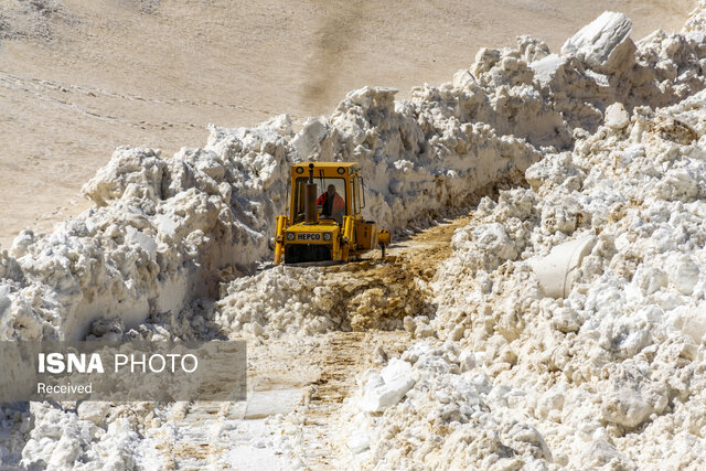 بازگشایی گردنه برفگیر عسلکشان با تلاش راهداران