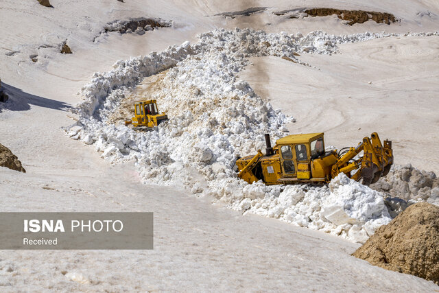 بازگشایی گردنه برفگیر عسلکشان با تلاش راهداران