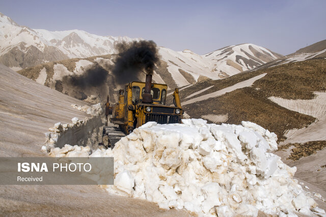 بازگشایی گردنه برفگیر عسلکشان با تلاش راهداران