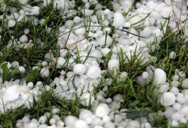 تصویر آرشیوی است. ویدیو/ فرار بازیکنان به خاطر بارش تگرگهای درشت در قزوین!